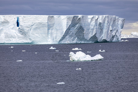 说谎无限的冷静巨冰山漂流穿过南极洲平静的海面背景图片