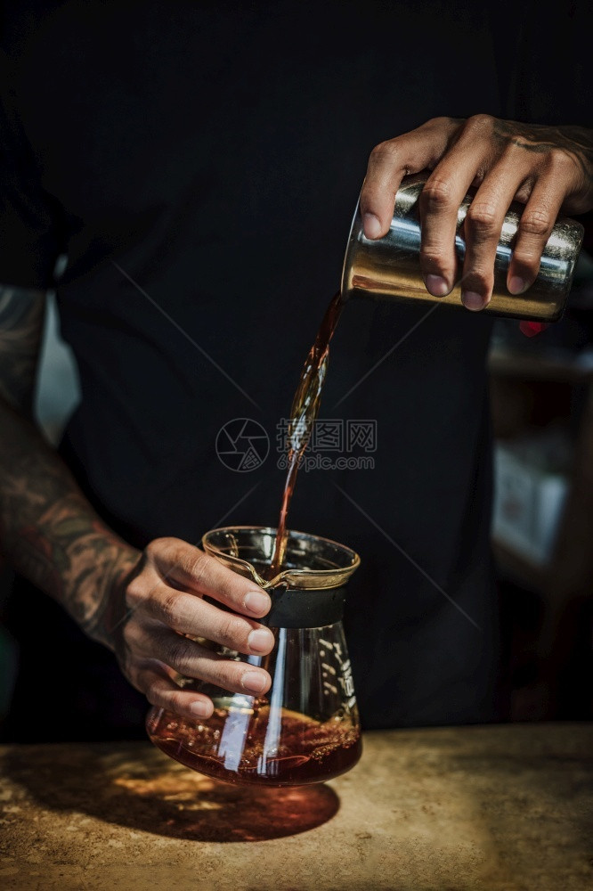 饮料调酒师泡酿咖啡倒在锅里酒吧图片