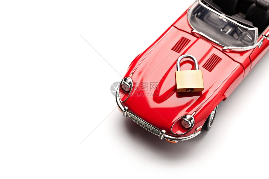 销售白色的自己红汽车模型白背景上有挂锁的红色车牌从安全概念上方查看关闭复制空间图片