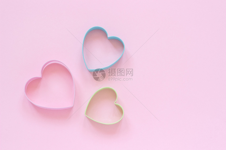烹饪个彩色切割饼干在柔和的粉红色背景上呈心形概念Valentinersquos卡顶视图复制文本空间天金属图片