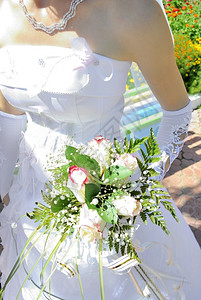 订婚新人手中的婚礼花束图片