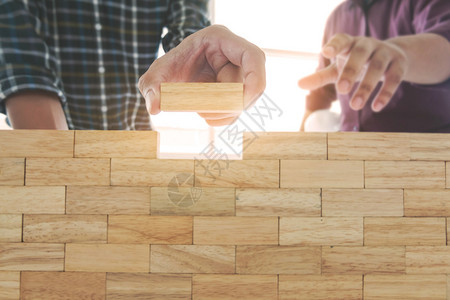 目的工程人员布设木制板墙项目建筑规划施工计游戏在职的图片