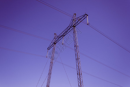 商业天空Lilac际电力和能源运输业背景的电线路力和能源运输业晚上图片