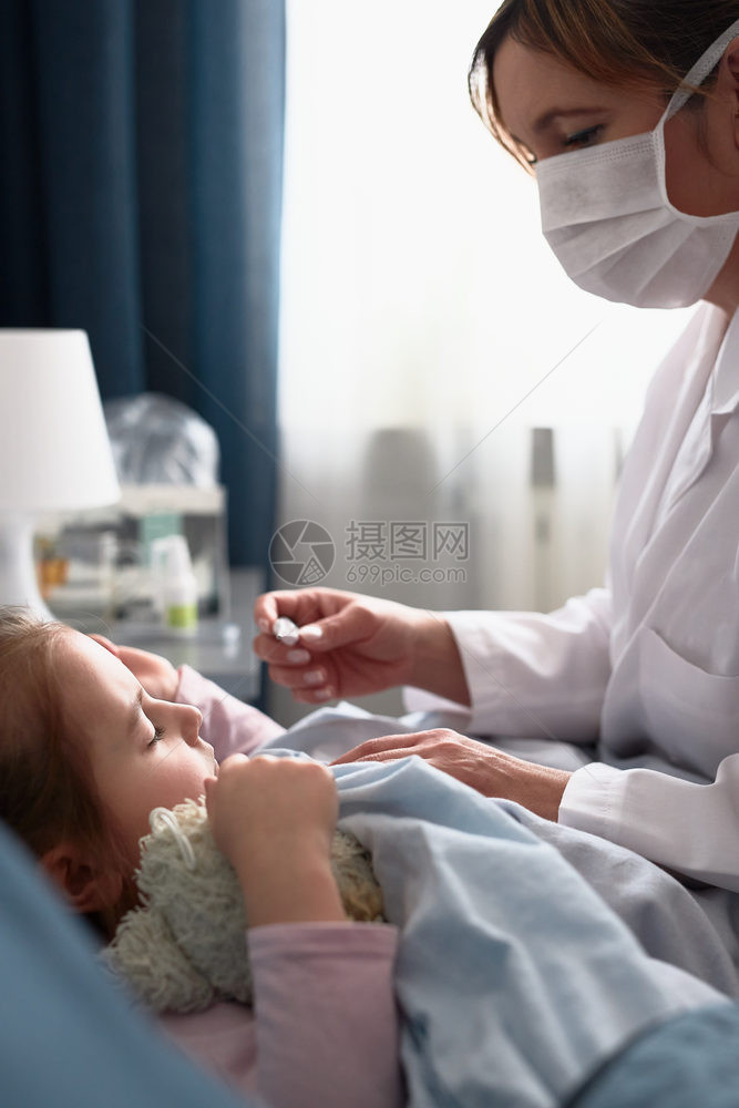 医生在家探望生病的小女孩图片