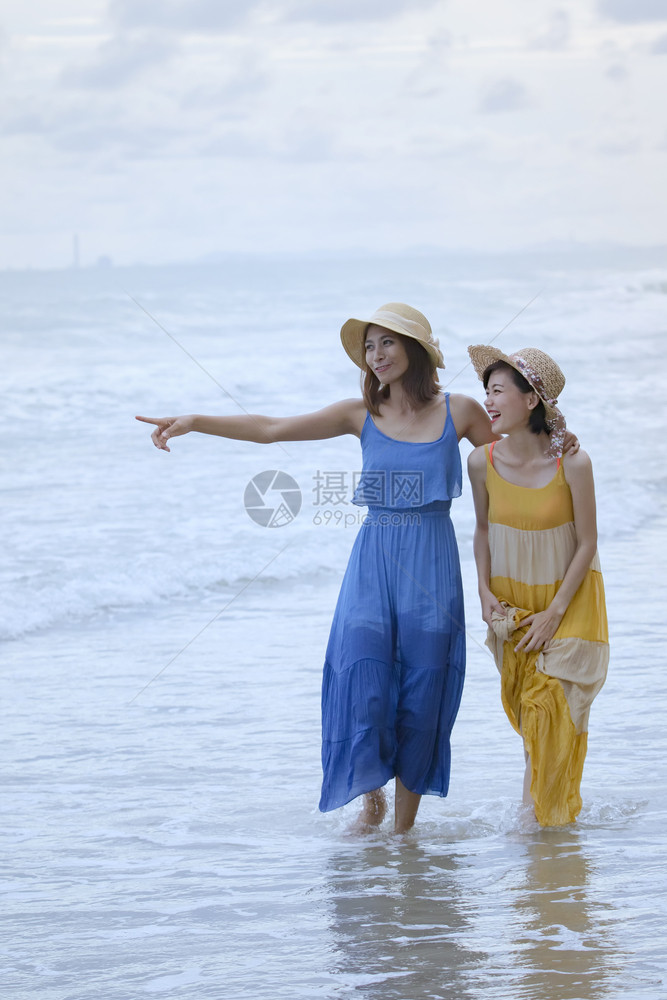 户外两个亚洲女人在海边度假放松期闲暇走图片