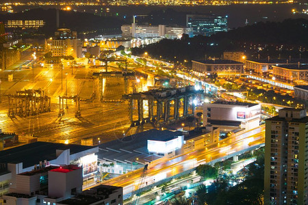 新加坡市的货轮和交通晚上街乘车灯旅行码头桥图片