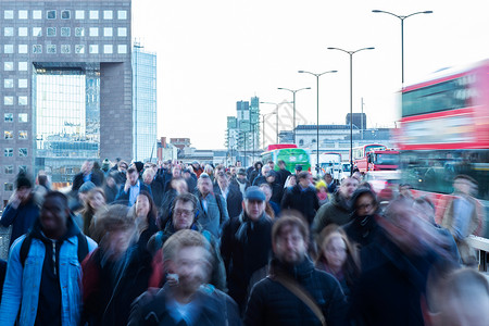 男人在英国伦敦大桥对面行驶的广众公交人员带着运动模糊效应匆忙通勤图片