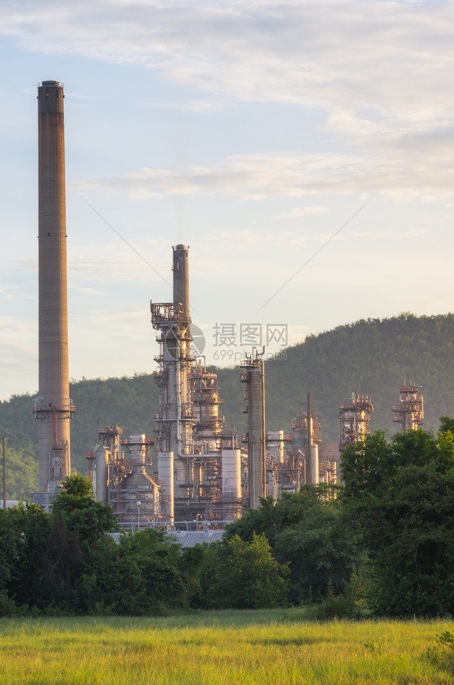 石油春武里黎明时风景油炼厂美丽的Chonburi炼油厂生产图片