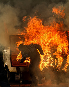 户外技能手法Tryukachi从燃烧的汽车中跳出来纵火烧人图片