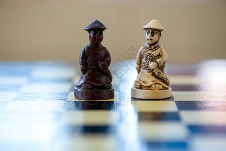 蒂米什瓦拉战略玩坐在棋盘上的黑白典当棋子特写镜头黑与白典当罗马尼亚背景
