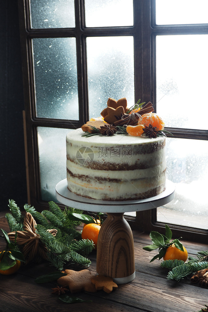 甜点在窗帘橘子饼干和卷树枝的发光窗口附近一个摊子上高大蛋糕调味料窗台图片