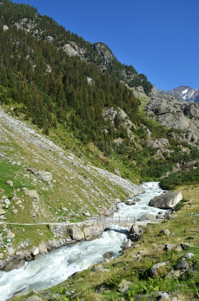 追踪琐碎来自瑞士特里夫冰川的山河流颜色图片