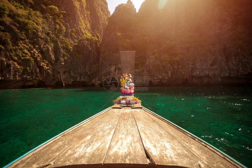 泰国克拉比省MayaBay的泰国传统木制长尾拖船披巴海洋图片