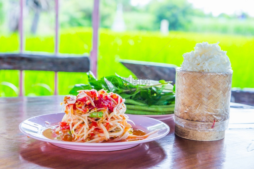 美味的饮食番薯沙拉加粘糊米饭泰国最喜欢的食物晚餐图片