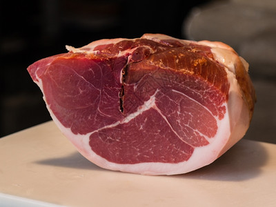 猪肉叶子RawPorkLeg白桌意大利汉姆餐厅高清图片