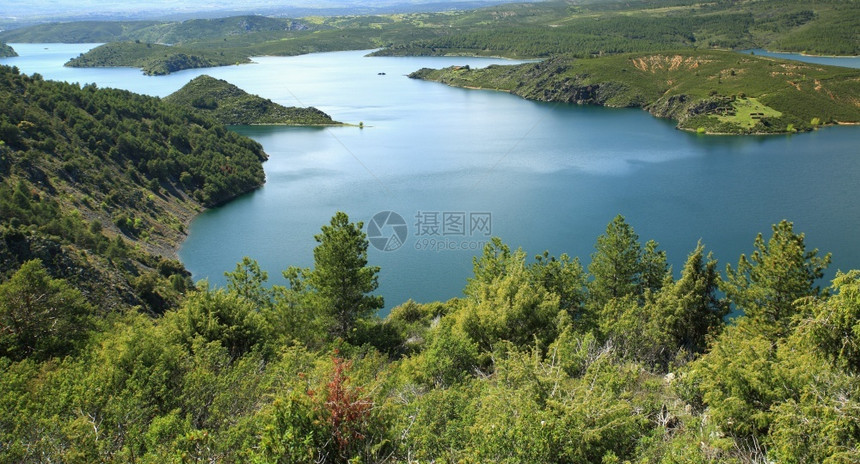 自然西班牙马德里阿塔扎尔水库社区湖夏天图片