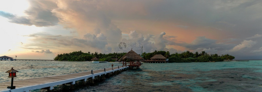泻湖奢华蓝色的马尔代夫从桥到岛上的景色日落图片