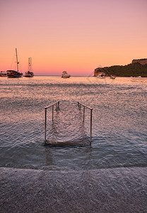 地中海晴天日落凯末月光海滩的米尔月光湾安塔利亚游艇图片