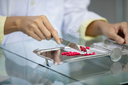 制药桌子上不锈钢铁容器中药剂计数品接近体育重点以及医院人们图片