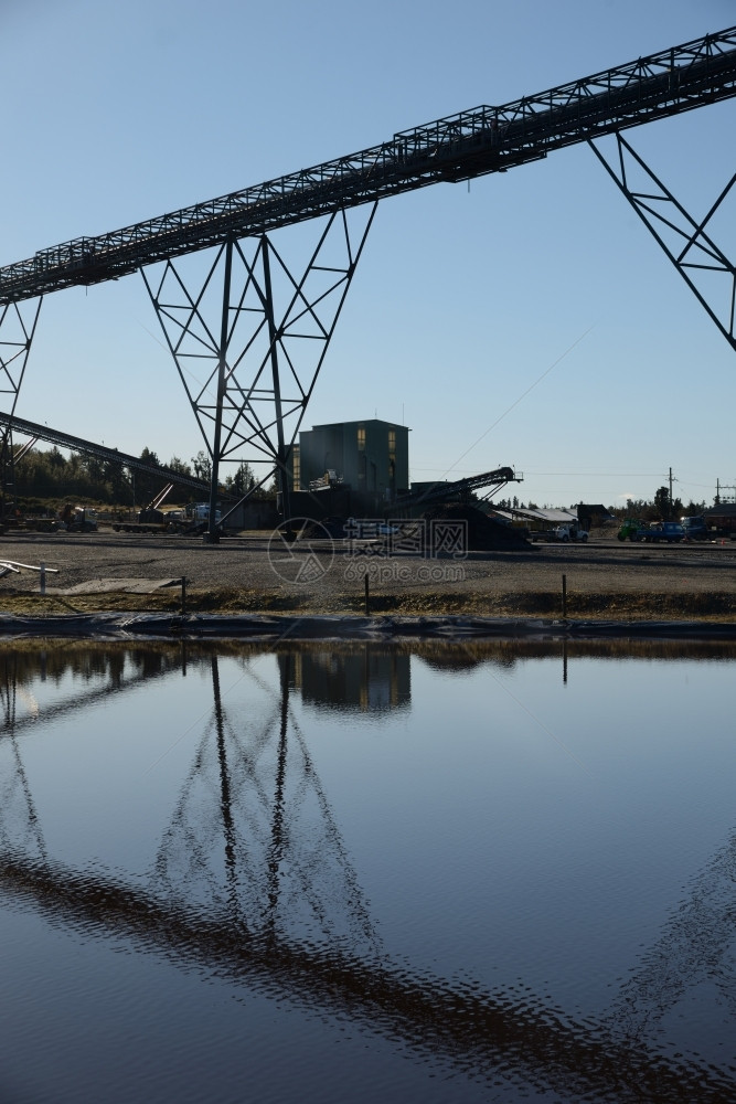 煤矿储存池中反映的装货设施钢铁基础一个煤矿储藏池炭外部金属图片