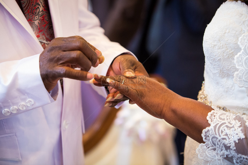 戒指交换黑人夫妇结婚仪式戒指交换黑人夫妇结婚元音浪漫的保持图片
