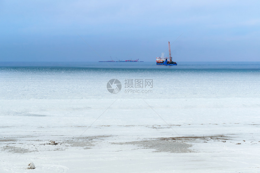 白色的冬季海滩冷冻的船在冰平面上航行船只工艺雪图片