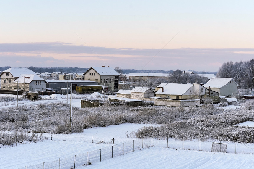 晴天外部村里冬的黎明村庄里早冻清晨霜冬季蓝色的图片