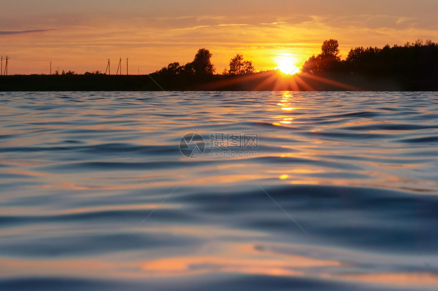 水面上的夕阳图片
