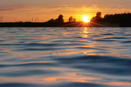 水面上的夕阳图片