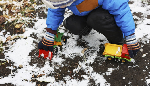冬天第一场雪小孩玩打字机第一场雪制作车图片