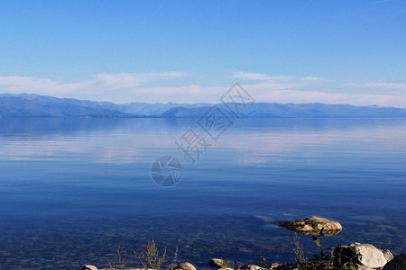 波纹海岸线Baikal湖蓝色清水的风景美丽天空高清图片