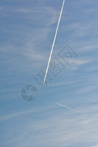 飞机尾迹抽象的美丽蓝色天空中的体大气层设计图片