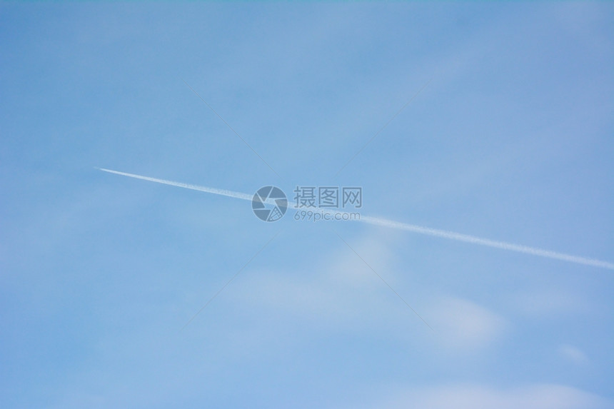 旅行航班污染蓝色天空中的体图片