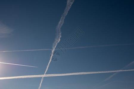 喷射飞行蓝色天空中的体旅行图片