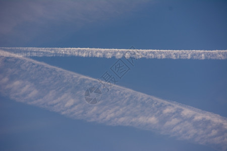 尾迹云蓝色天空中的体高白色航空公司设计图片