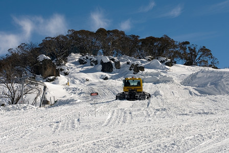 冬季雪山雪景里的清雪机图片