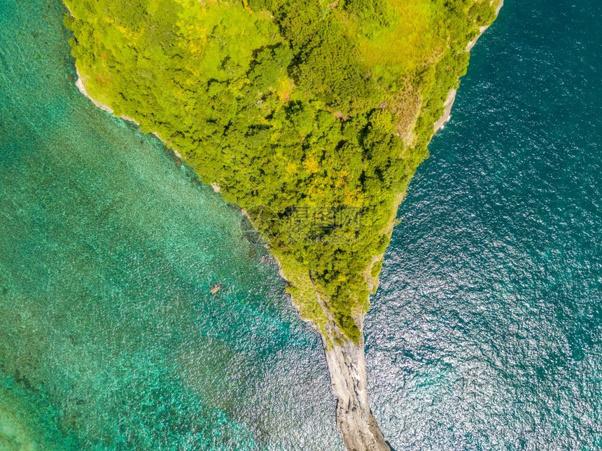 海滩风景优美最佳印度尼西亚一个被丛林覆盖的小岛顶端垂直向下的鸟瞰图热带岛屿鸟瞰图的自上而下拍摄图片