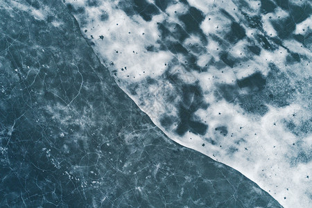 高的地面孔洞关闭冰质裂缝洞和雪漂移的纹理图片