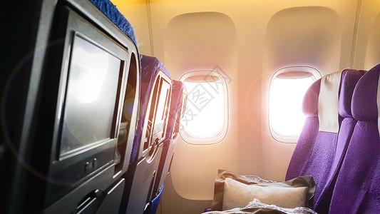 内部的太阳光照射着飞机窗外车辆旅行图片