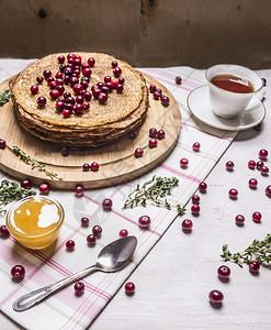 甜美的煎饼堆加蜂蜜浆果和草莓茶木制生锈背景的草药茶饼子最佳一顿饭图片