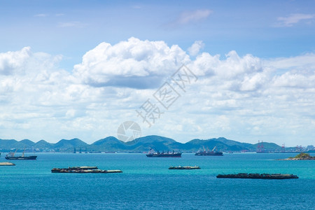 海洋航运明亮的岛上附近海域货船白天明亮空中飘浮着图片