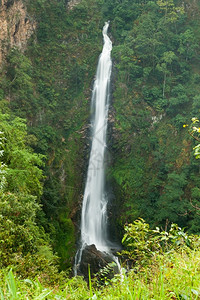 瀑布流下悬崖高的瀑布从山上向悬崖流下景观美丽的图片