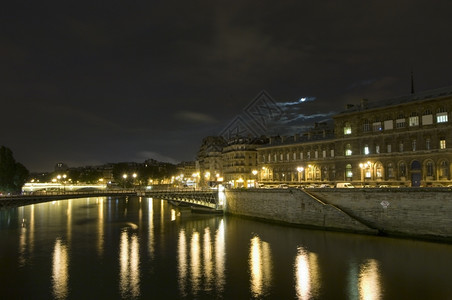 灯引用拉巴黎塞纳河的桥连接了第四纵队和伊莱铁矿的4号大桥图片