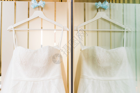 浪漫白色婚纱礼服图片