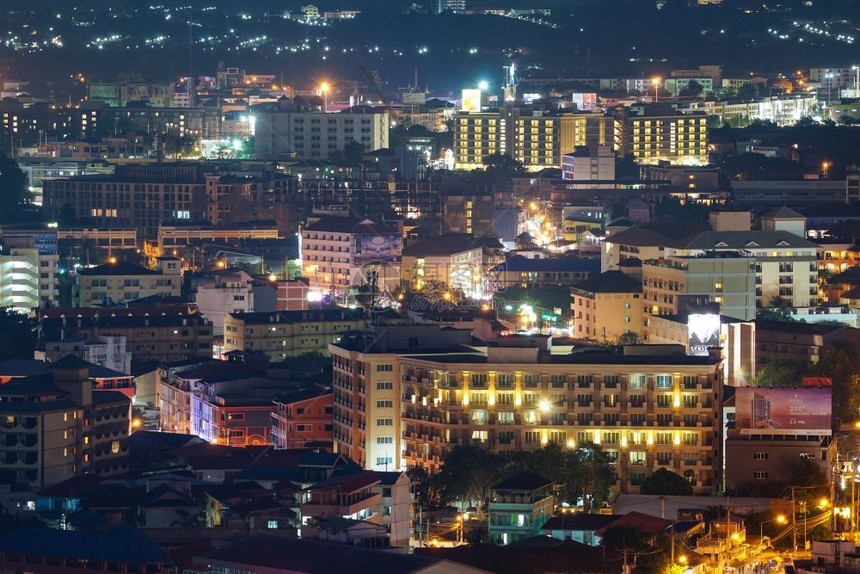 外部的建造泰国旅游城市晚夜的帕塔亚路屋图片