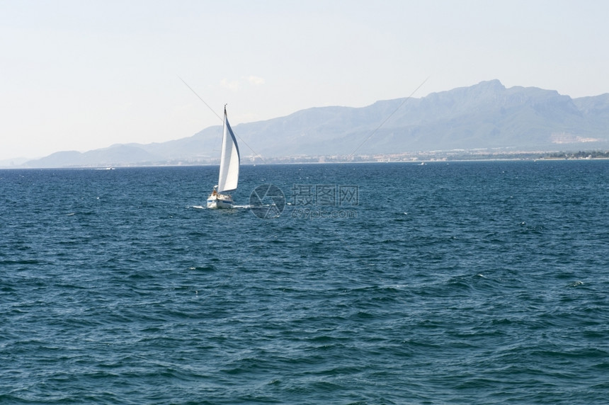 蓝色的西班牙在地中海的西班牙游艇晴天自由图片