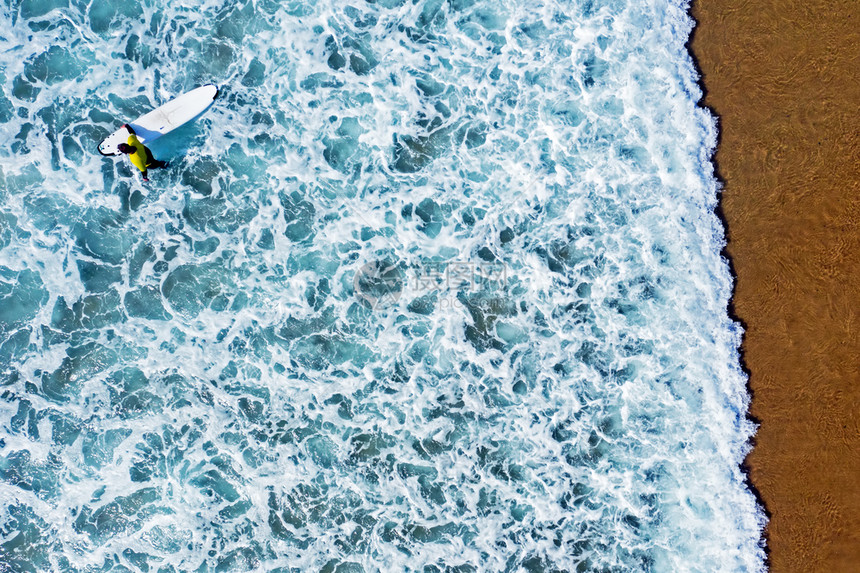 一个冲浪者在海上图片