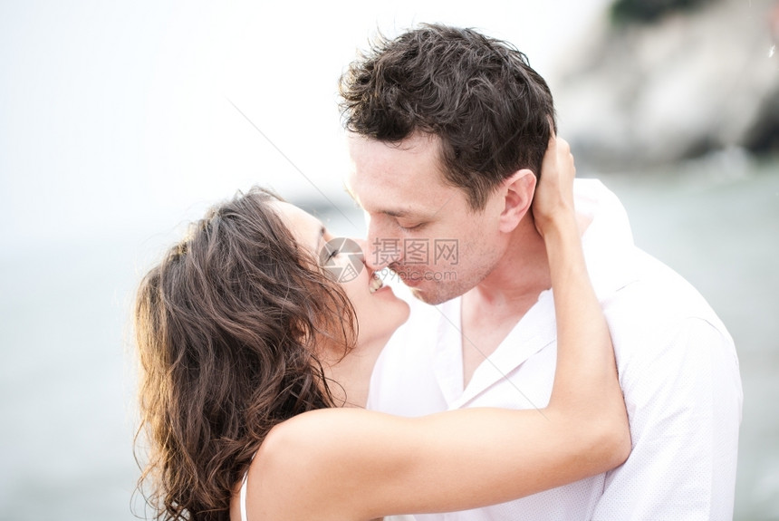 外面的幸福新娘和郎接吻婚礼外部图片