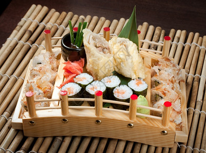 海鲜由熏鱼制成的日本传统食谱卷饼芥末熏制图片