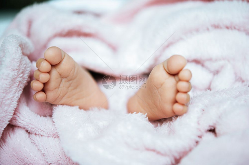 脚趾后代白毯子上新生婴儿脚白种人图片